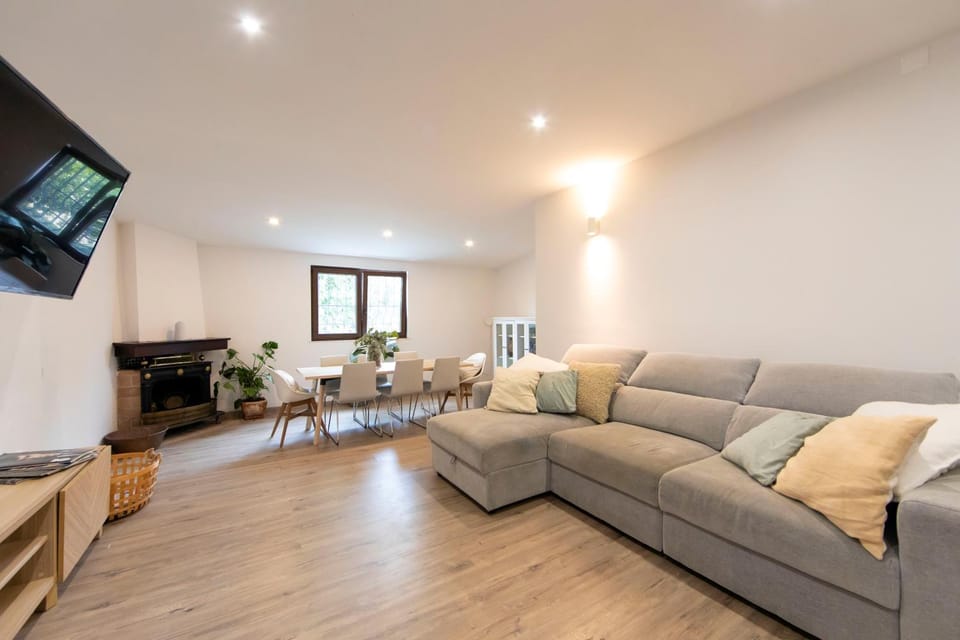 TV and multimedia, Living room, Seating area, Dining area, fireplace, air conditioner