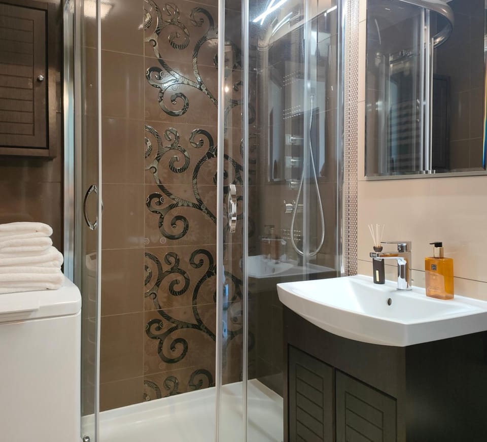 Shower, Bathroom, towels