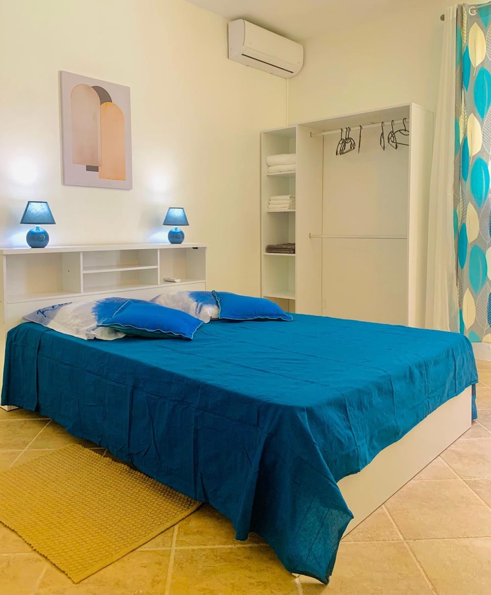 Bedroom, storage, air conditioner