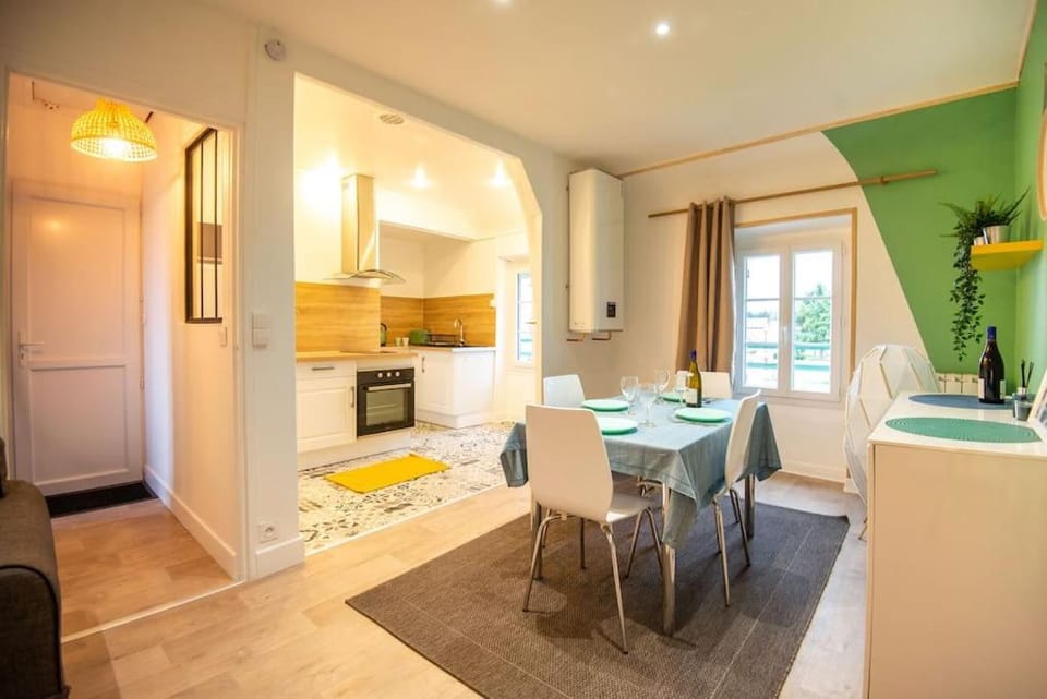 Kitchen or kitchenette, Dining area, stove