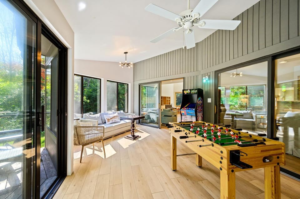 Game Room, Living room