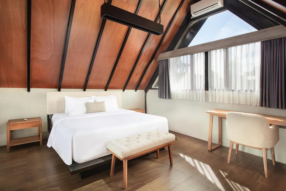 Bed, Photo of the whole room, Seating area, Bedroom