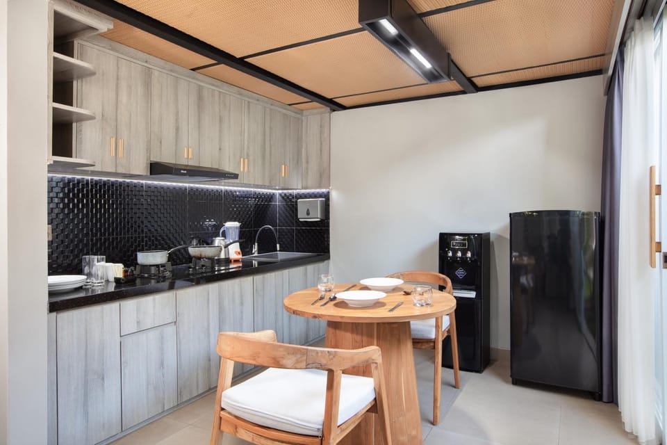 Kitchen or kitchenette, Dining area, minibar, stove