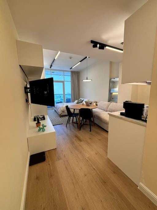TV and multimedia, Kitchen or kitchenette, Photo of the whole room, Dining area, Bedroom, stove