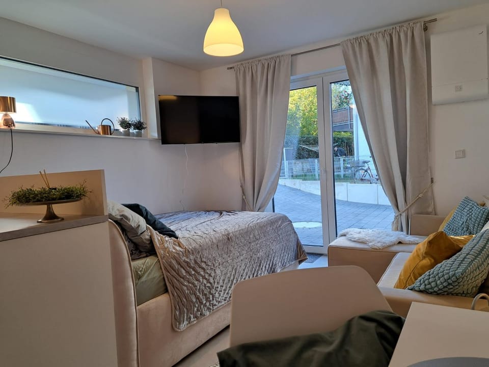 Bed, TV and multimedia, Living room, Photo of the whole room, Seating area, Bedroom