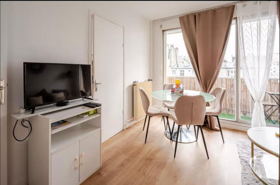 10 minutes walk from the beautiful Eiffel Tower Apartment in Paris
