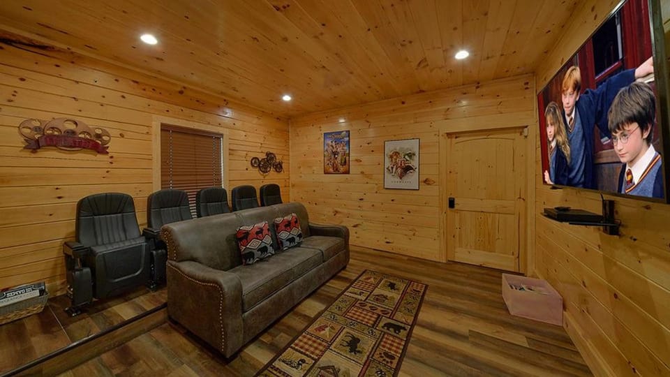 Skyburst- Mountain cabin w fireworks view! Indoor Heated Pool & Hot Tub Cabin in Pigeon Forge