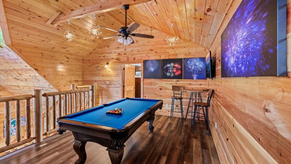 Skyburst- Mountain cabin w fireworks view! Indoor Heated Pool & Hot Tub Cabin in Pigeon Forge