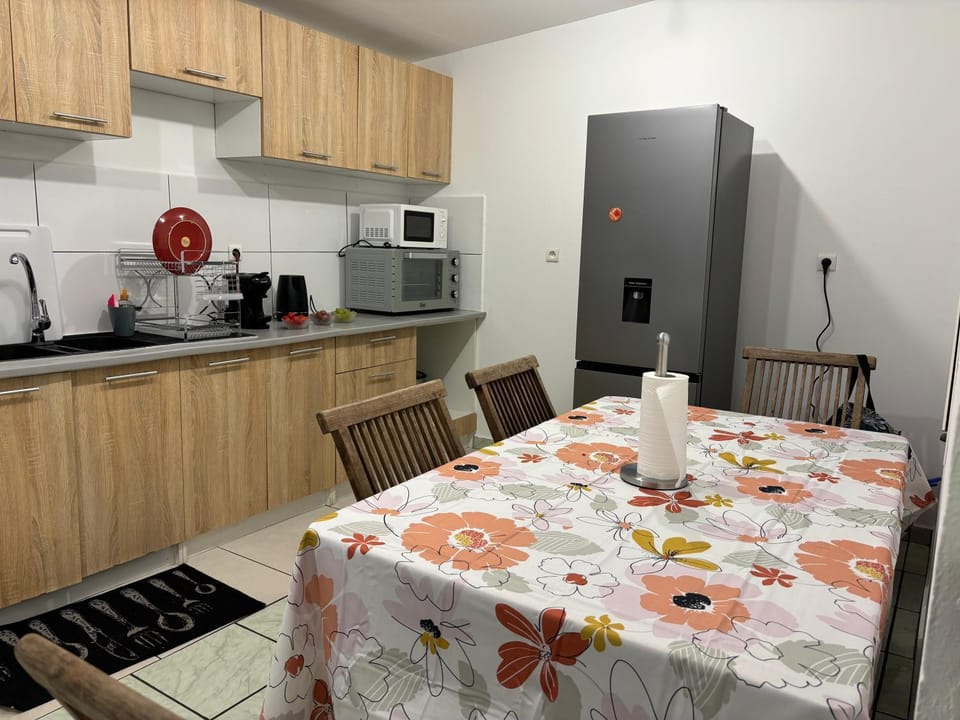 Coffee/tea facilities, Kitchen or kitchenette, Dining area, oven, stove, toaster