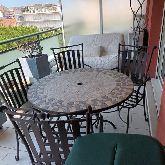 Apt calme 2 chambres vue dégagée Apartment in Cannes
