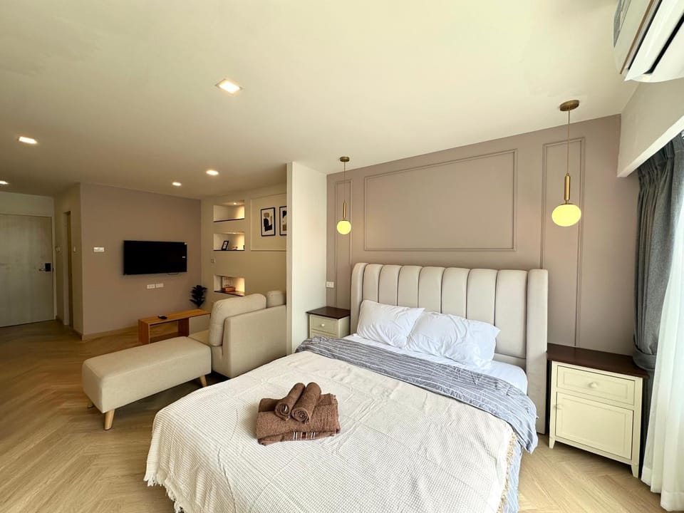 Bed, Photo of the whole room, Bedroom