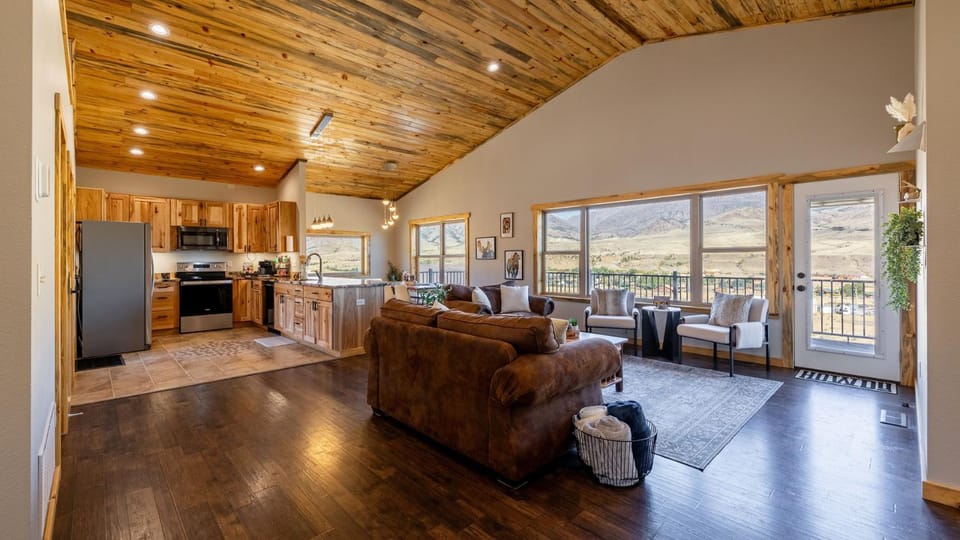 The Yellowstone- Soak in Panoramic Views, Wapiti Cabin, Dogs OK Cabin in Wyoming