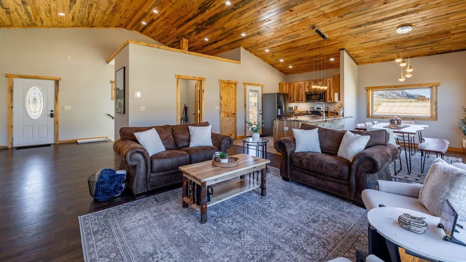 The Yellowstone- Soak in Panoramic Views, Wapiti Cabin, Dogs OK Cabin in Wyoming
