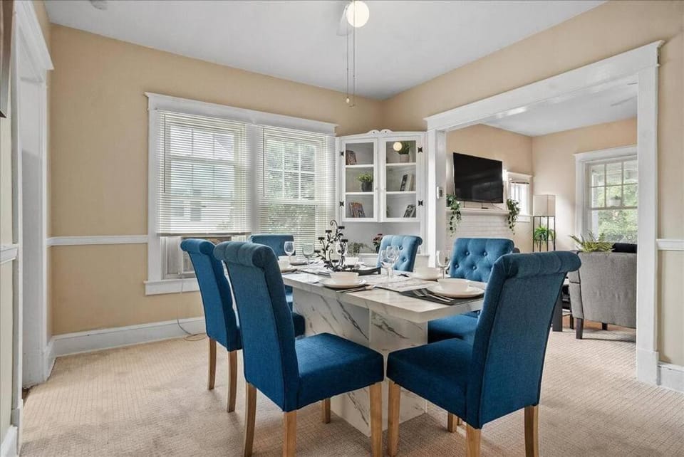 Entire Spacious Home Near DC Villa in Arlington