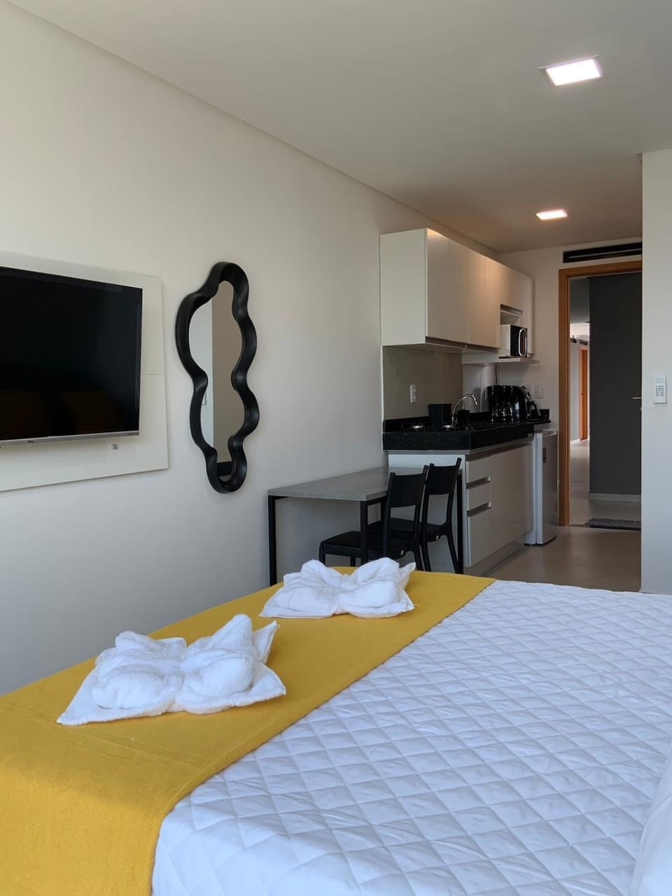 Bed, TV and multimedia, Kitchen or kitchenette, Photo of the whole room, Bedroom, minibar, towels