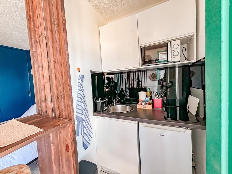 Kitchen or kitchenette
