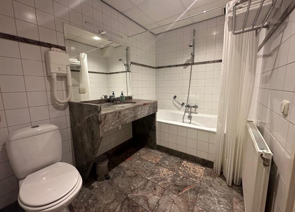 Shower, Toilet, Bathroom, Bath, towels