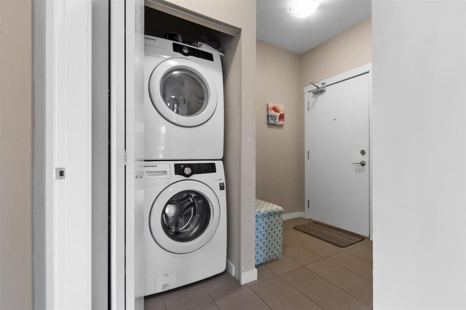 Skytrain accessible, Free Parking, Gym, 2 Bedroom Sleeps 6 Central Apartment with easy access to downtown Vancouver Apartment in Surrey