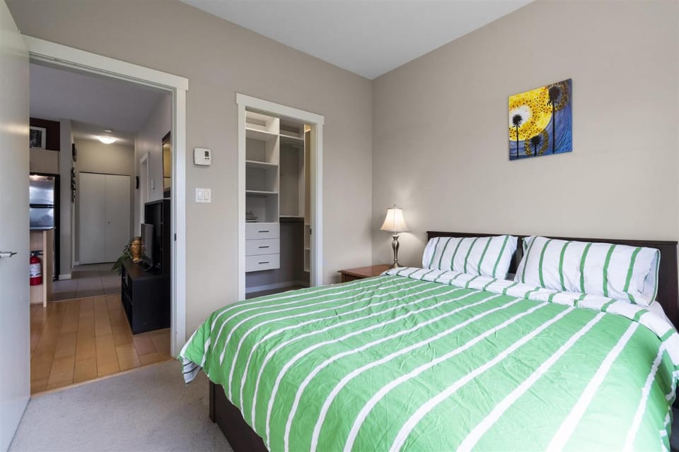 Skytrain accessible, Free Parking, Gym, 2 Bedroom Sleeps 6 Central Apartment with easy access to downtown Vancouver Apartment in Surrey