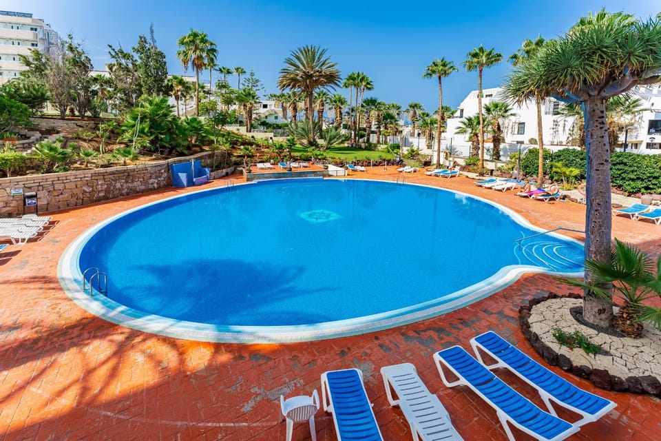 Day, Swimming pool, sunbed