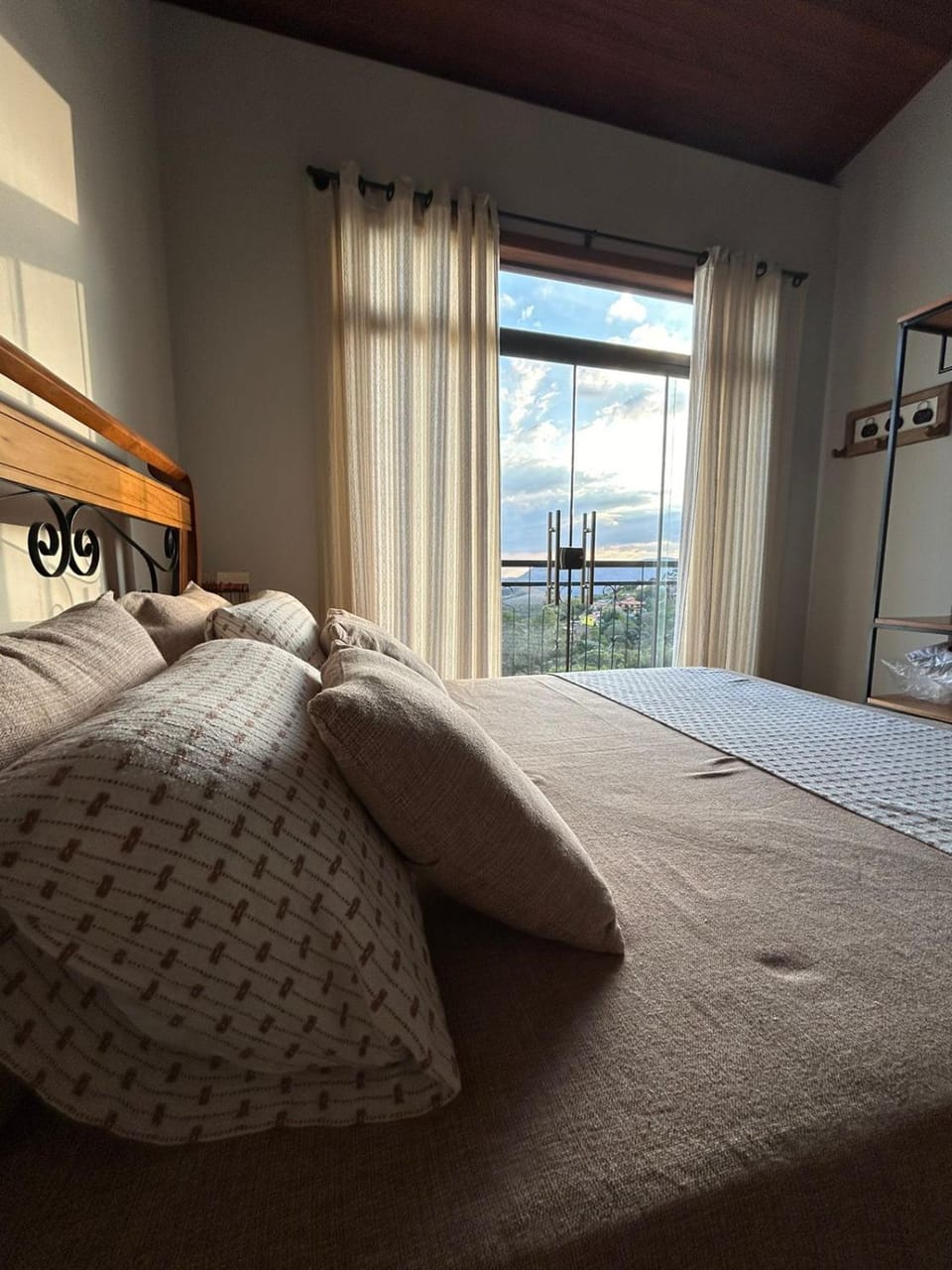 Bedroom, Mountain view