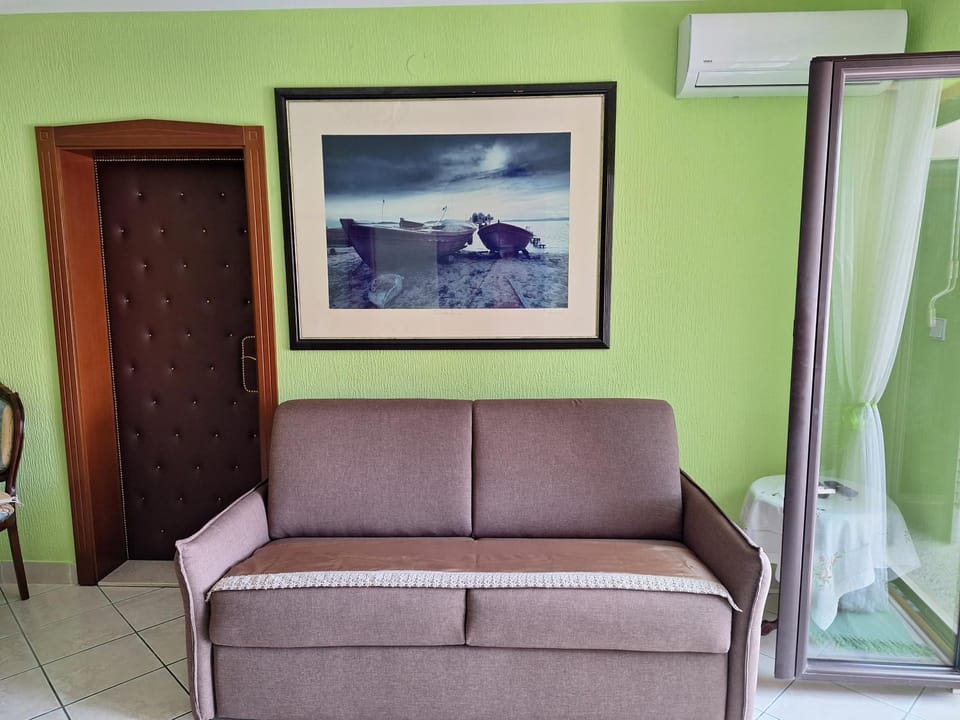 Living room, Seating area, air conditioner