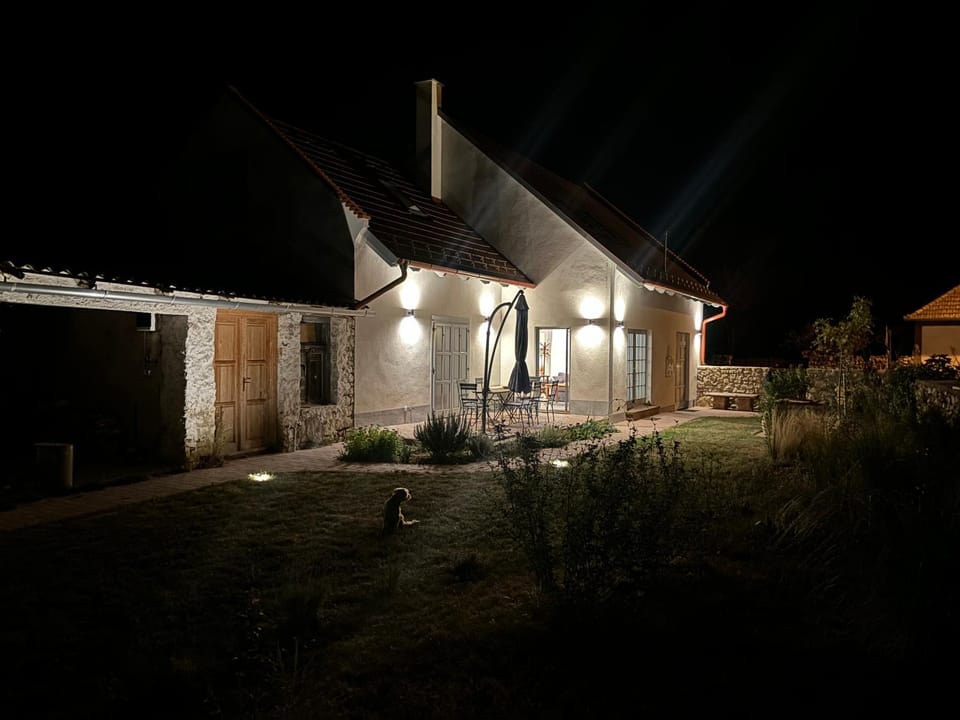 Property building, Garden, Balcony/Terrace