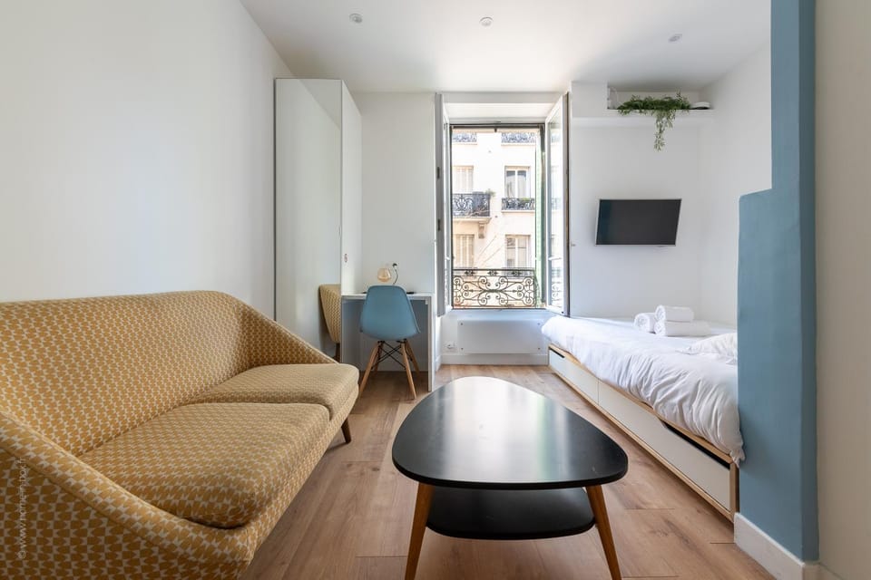 Bed, TV and multimedia, Living room, Seating area