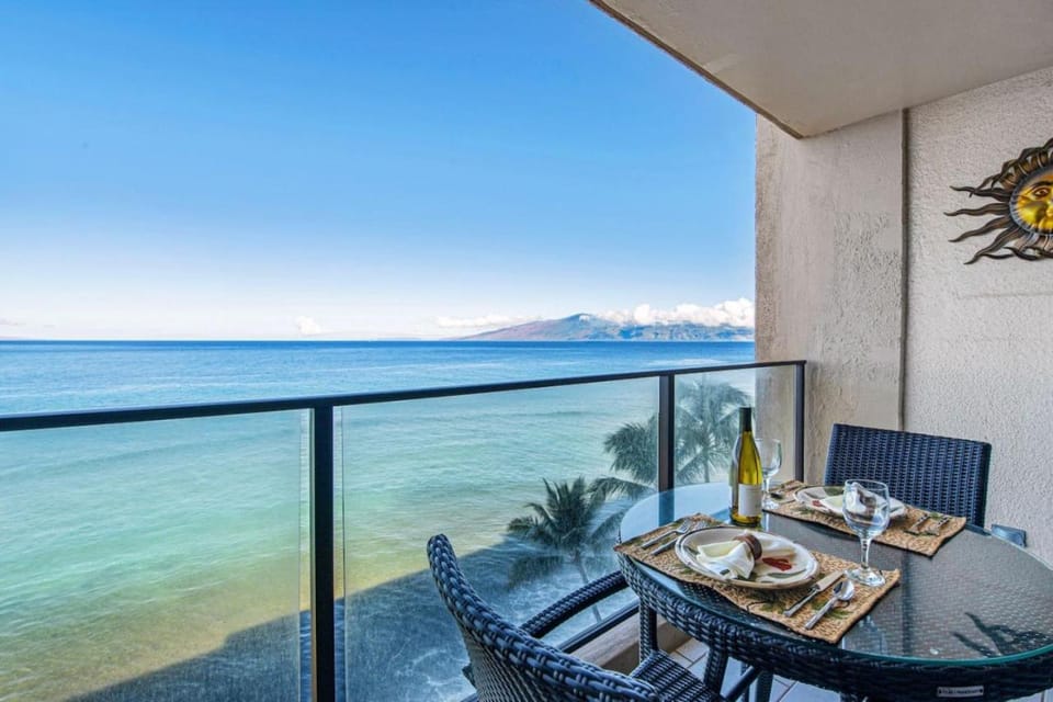 View (from property/room), Balcony/Terrace, Seating area, Dining area, Sea view