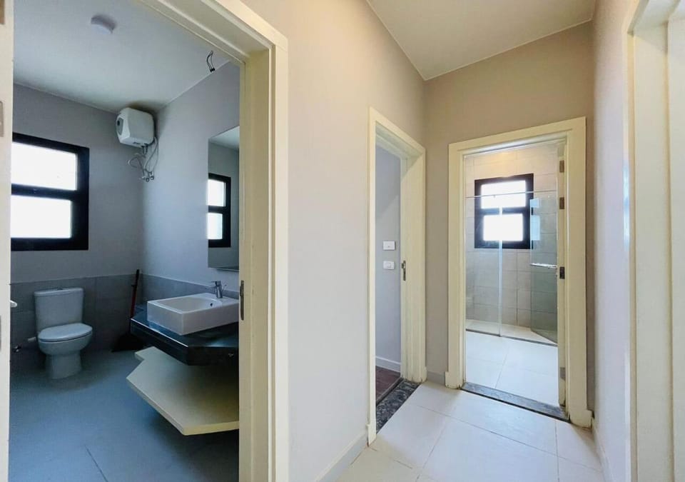 Shower, Toilet, Bathroom, Bath, towels