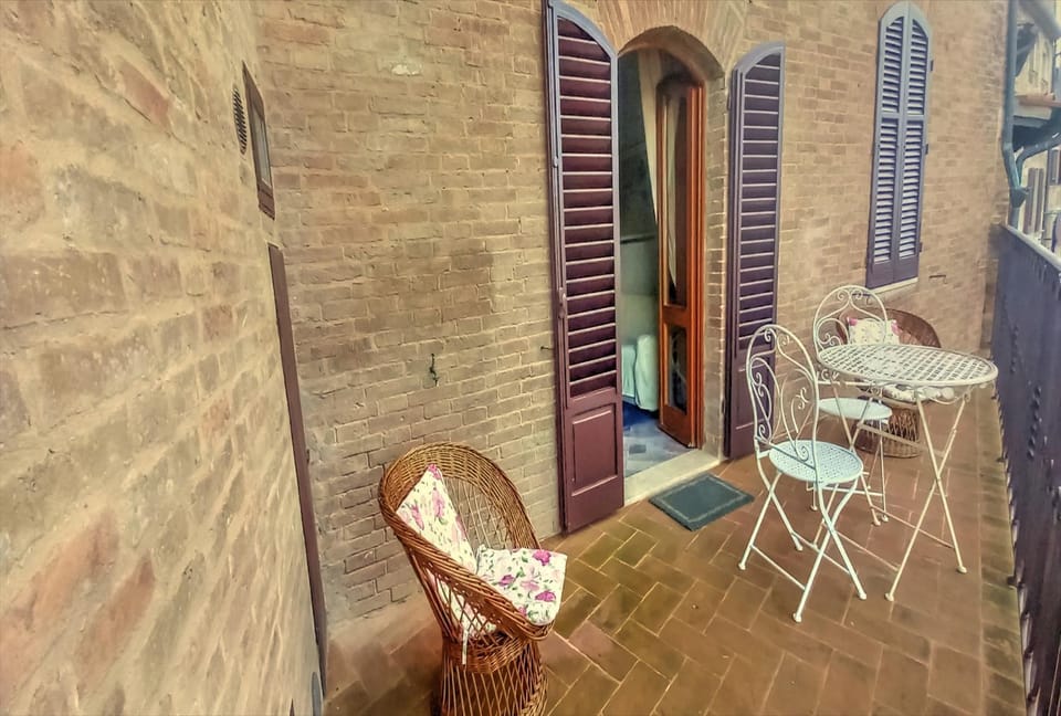 Casa nella Corte nel Centro di San Gimignano con balcone panoramico wifi e garage auto privato Apartment in San Gimignano