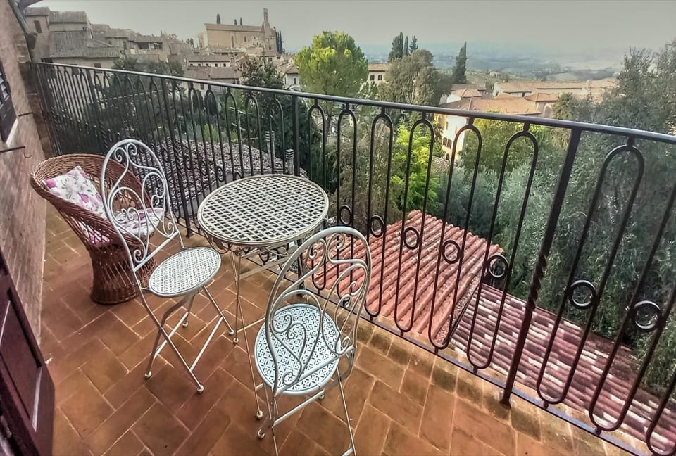 Casa nella Corte nel Centro di San Gimignano con balcone panoramico wifi e garage auto privato Apartment in San Gimignano
