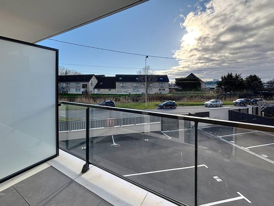 Charmant appartement proche plage avec balcon et parking privé - FR-1-465-123 Apartment in Cabourg