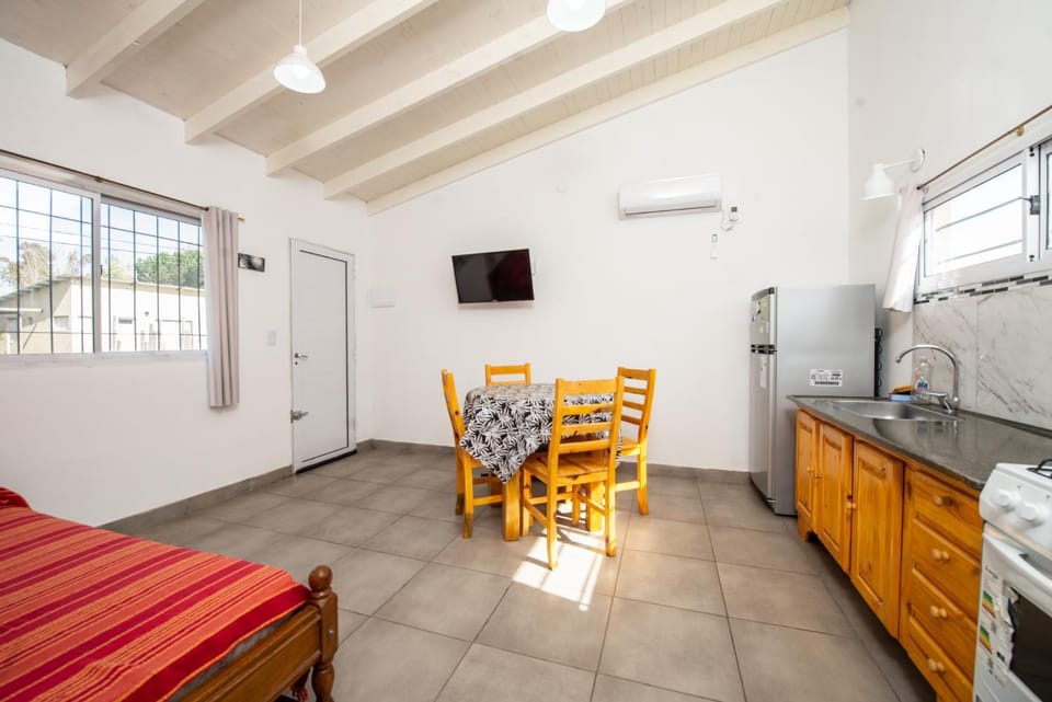Bed, TV and multimedia, Kitchen or kitchenette, Living room, Photo of the whole room, Seating area, Dining area, Bedroom, oven, pet friendly, stove, air conditioner