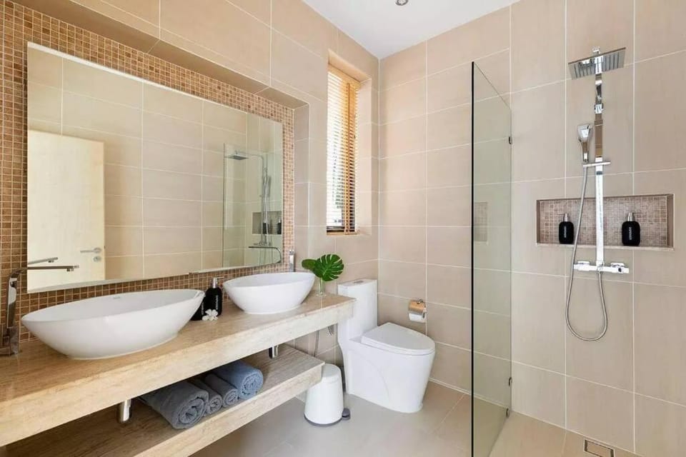 Shower, Toilet, Bathroom, towels