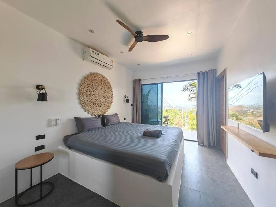 Photo of the whole room, Bedroom