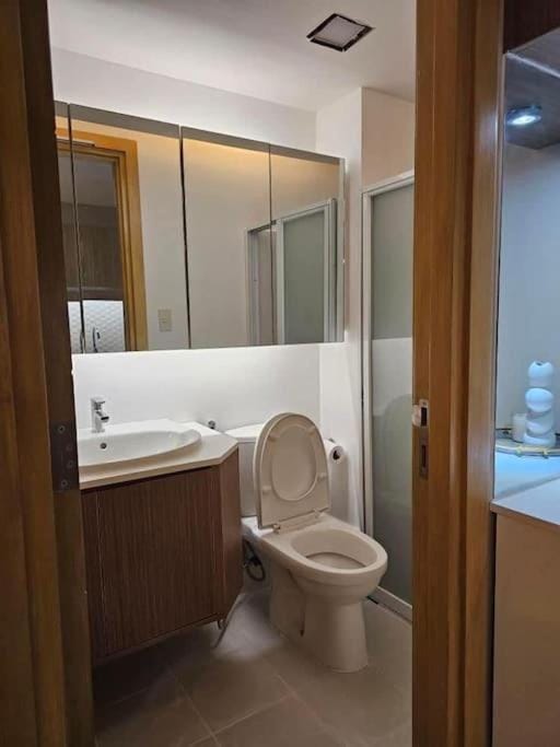 200mbps WiFi, Luxury condo near Ayala Apartment in Lapu-Lapu City