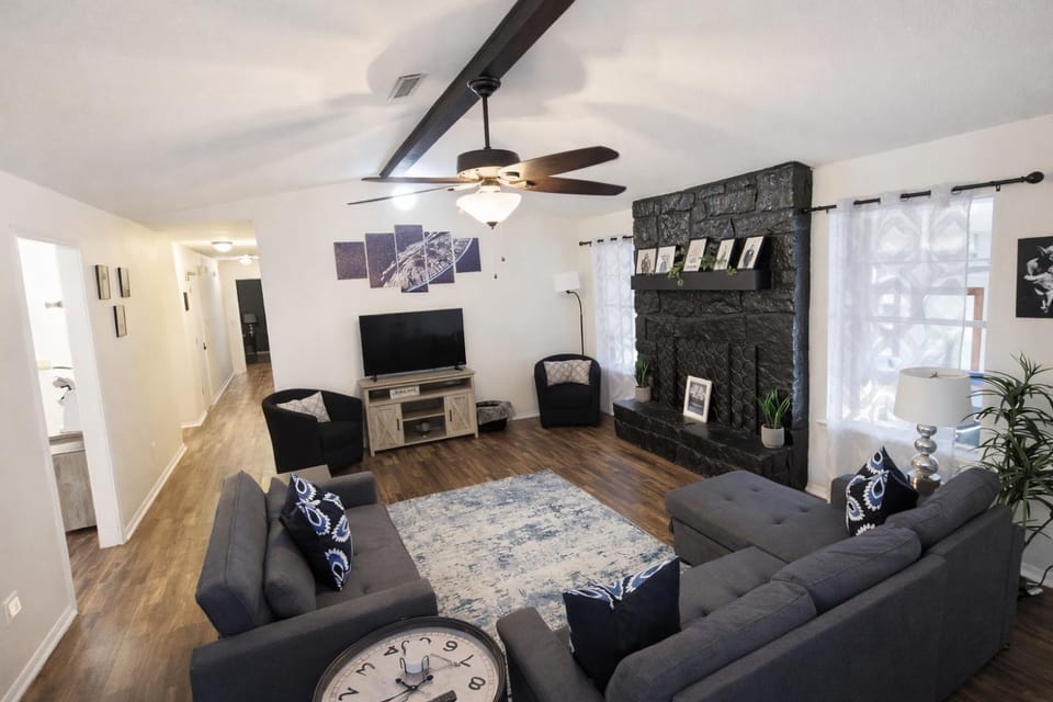 TV and multimedia, Living room, Seating area, fireplace