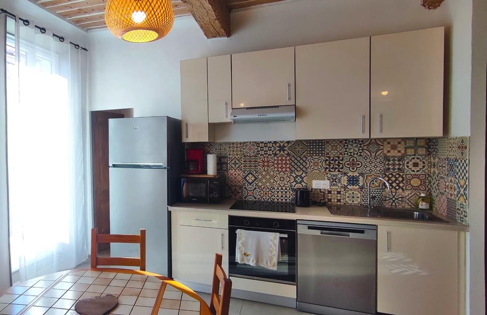 Coffee/tea facilities, dishwasher, oven, stove, toaster