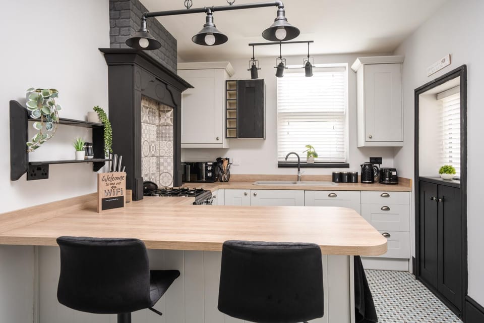 Kitchen or kitchenette, Dining area, stove