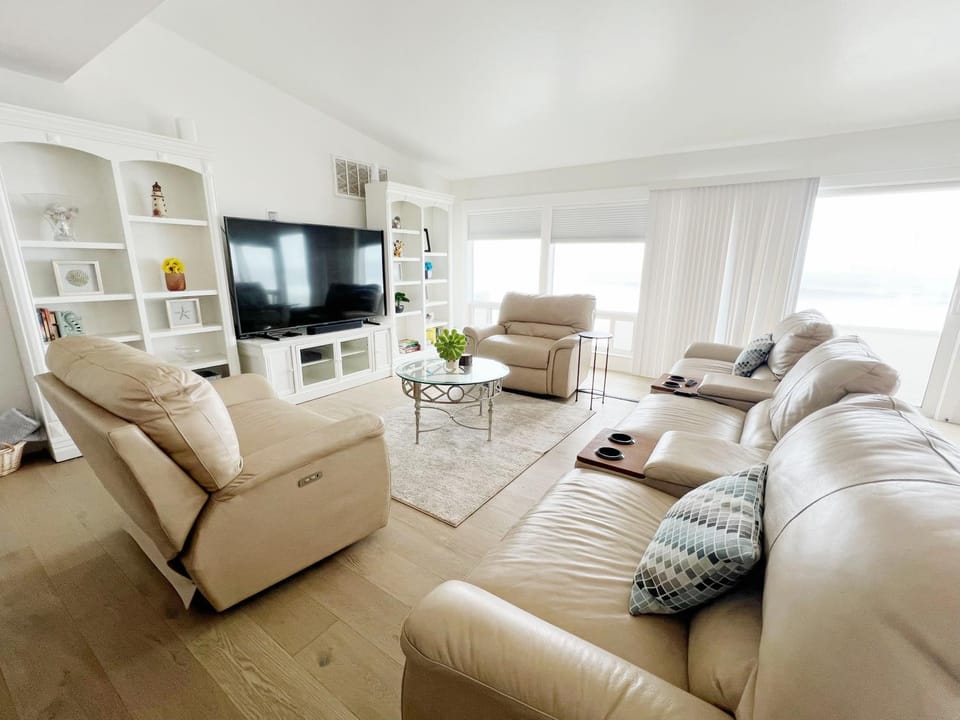 TV and multimedia, Living room, Seating area, Evening entertainment