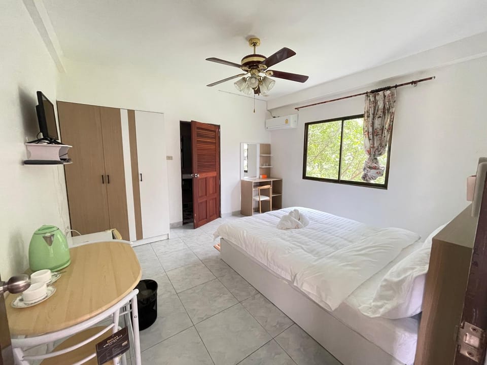 Bed, TV and multimedia, Photo of the whole room, Bedroom, wardrobe, air conditioner