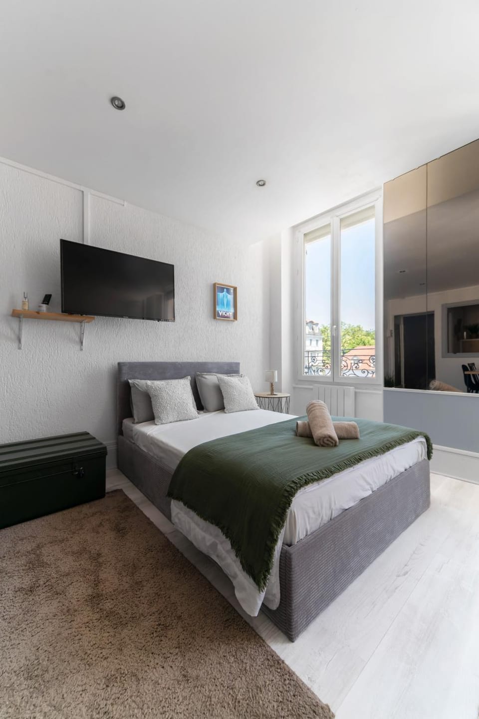 Bed, TV and multimedia, towels