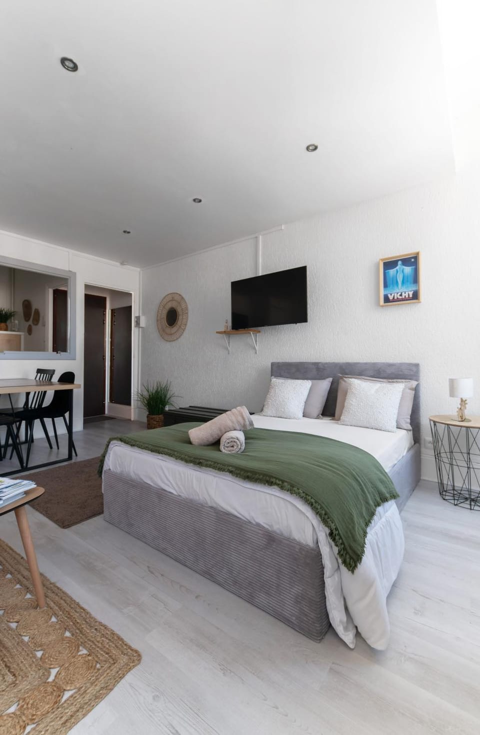 Bed, TV and multimedia, Living room