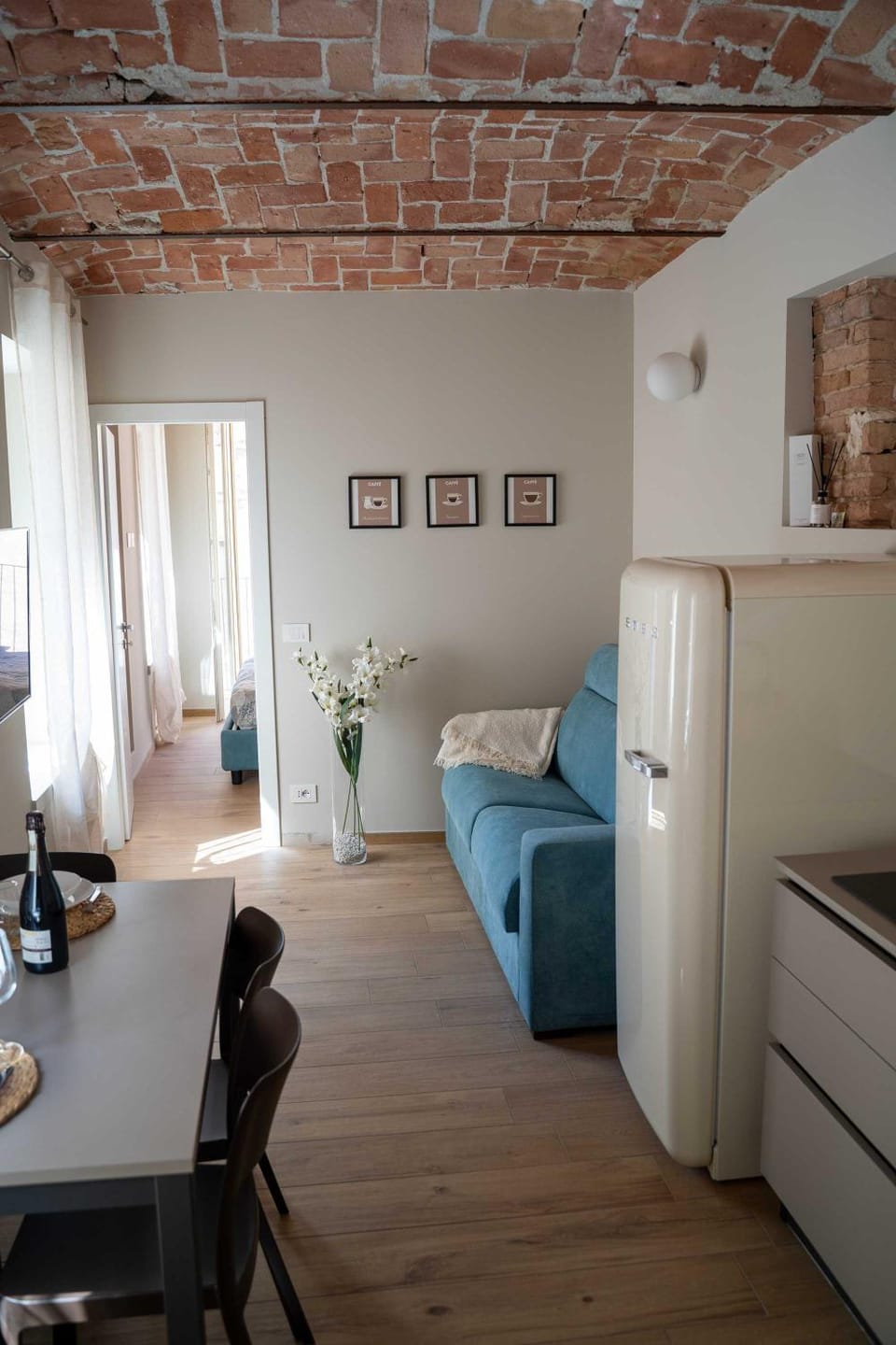 Kitchen or kitchenette, Living room, Seating area, Dining area, oven