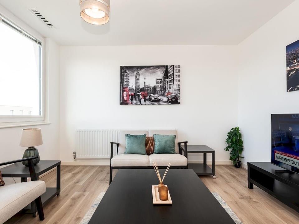 Living room, Seating area, Evening entertainment