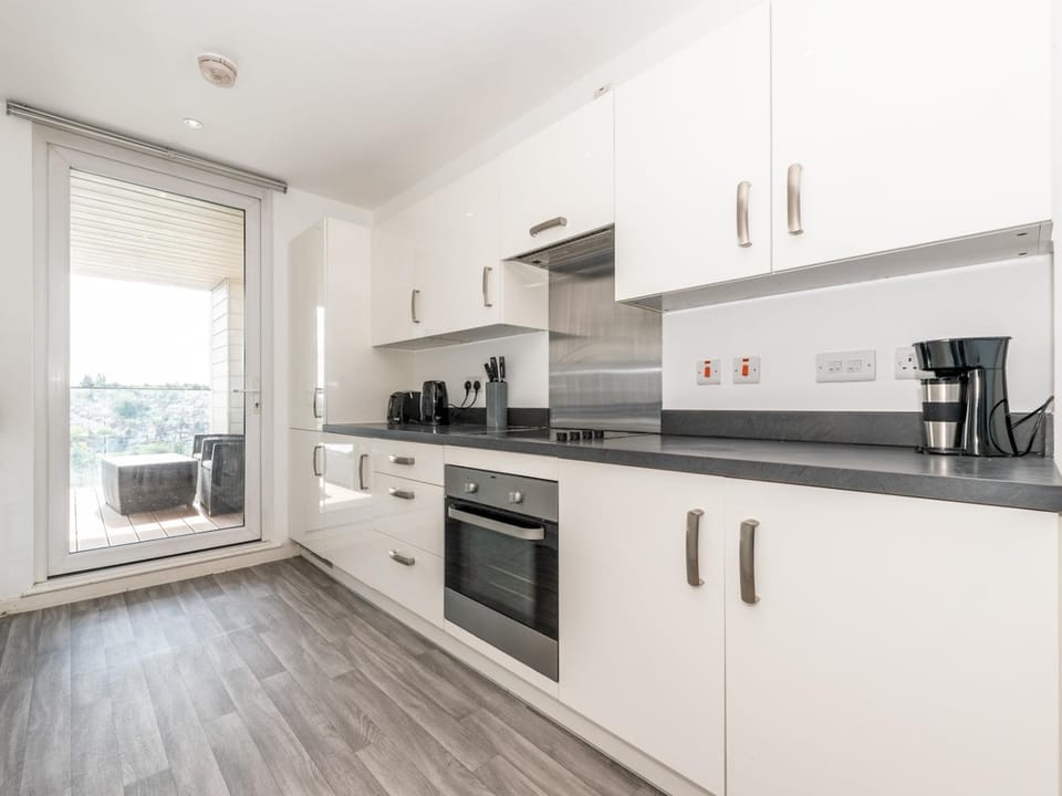 Coffee/tea facilities, Kitchen or kitchenette, dishwasher, oven, stove, toaster
