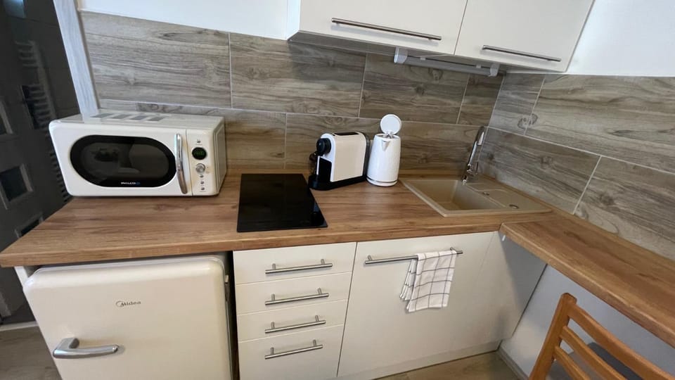 Coffee/tea facilities, microwave