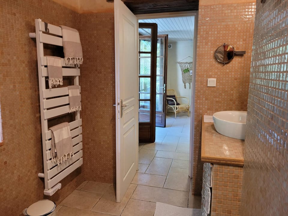 Bathroom, towels