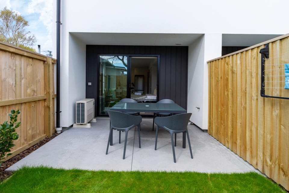 Property building, Patio, Day, Garden, View (from property/room), Balcony/Terrace, Seating area, Dining area, Garden view